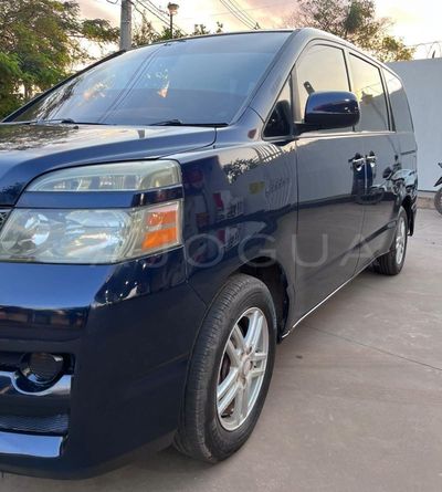 Toyota Voxy miniatura 11