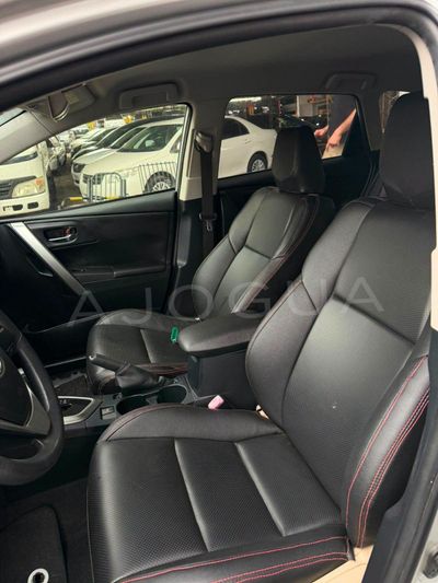 Toyota Auris miniatura 5