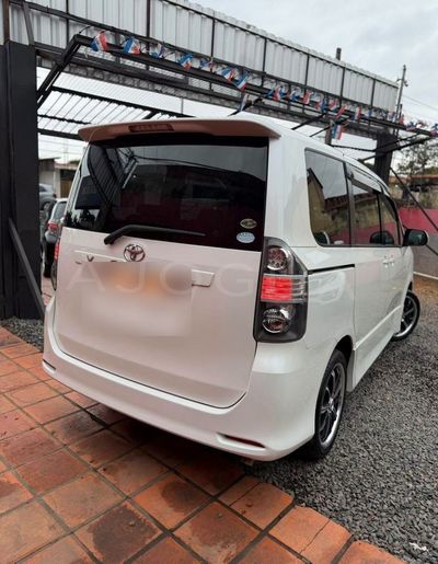 Toyota Voxy miniatura 4