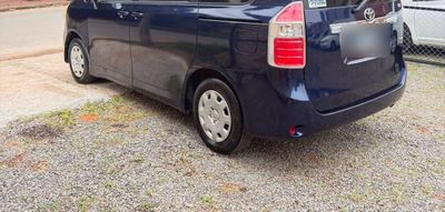 Toyota Noah miniatura 2