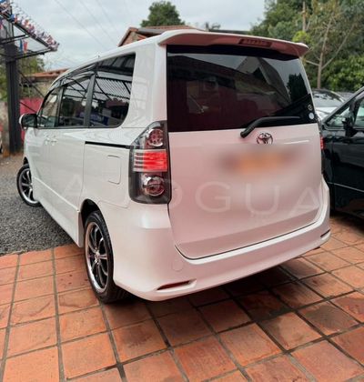 Toyota Voxy miniatura 6