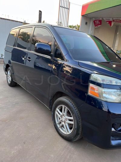 Toyota Voxy miniatura 14