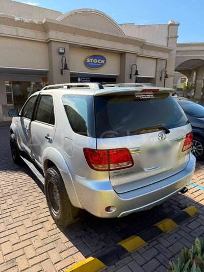 Toyota Fortuner miniatura 14