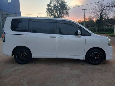 Toyota Voxy miniatura 4