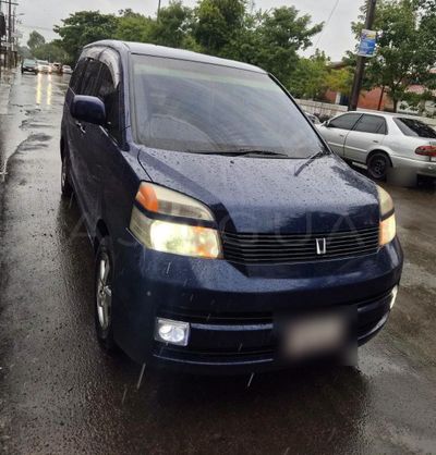 Toyota Voxy miniatura 2