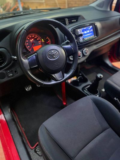 Toyota Vitz miniatura 12