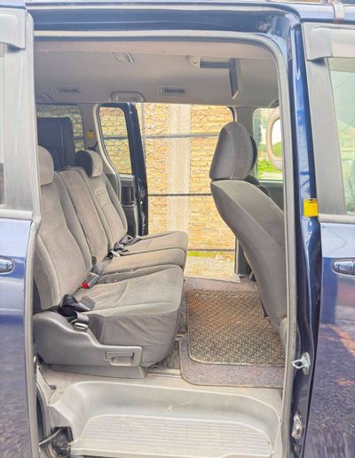 Toyota Noah miniatura 7