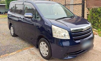 Toyota Noah thumbnail 1