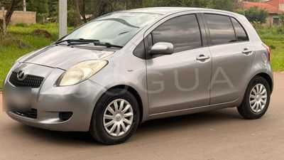 Toyota Vitz miniatura 2
