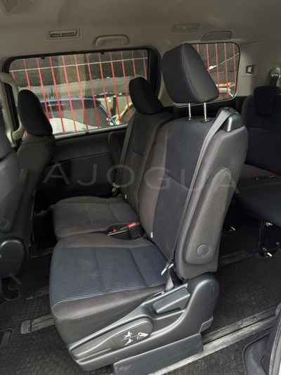 Toyota Noah miniatura 6