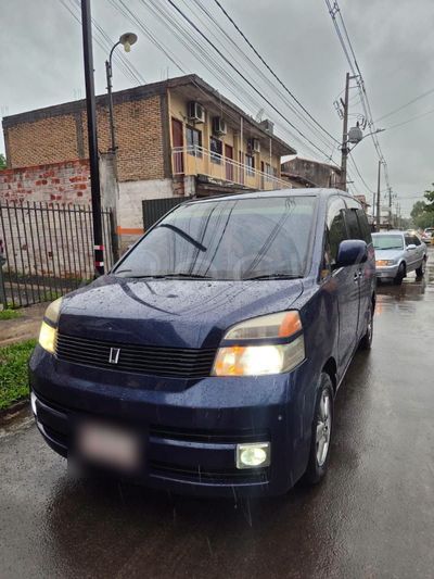 Toyota Voxy miniatura 3