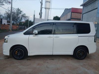 Toyota Voxy miniatura 2