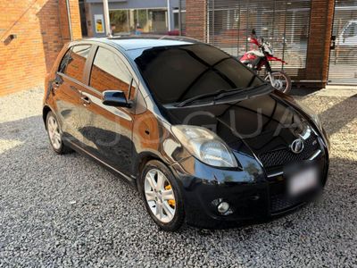 Toyota Vitz miniatura 2