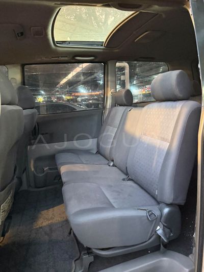 Toyota Voxy miniatura 11