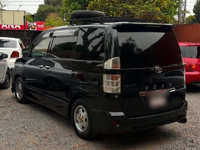 Toyota Voxy miniatura 5