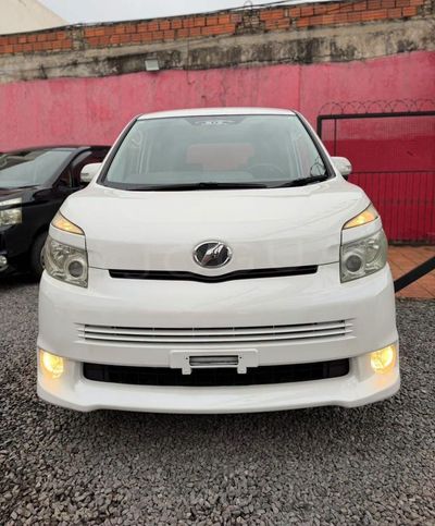 Toyota Voxy miniatura 3