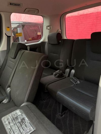 Toyota Voxy miniatura 10