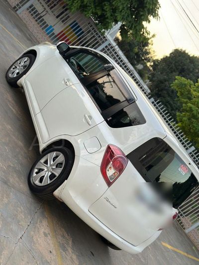 Toyota Ractis miniatura 6