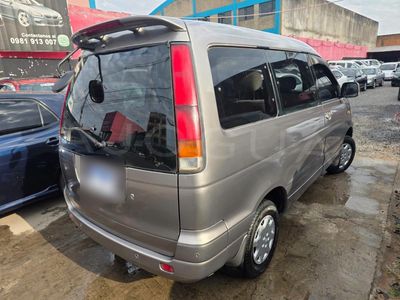 Toyota Noah miniatura 5