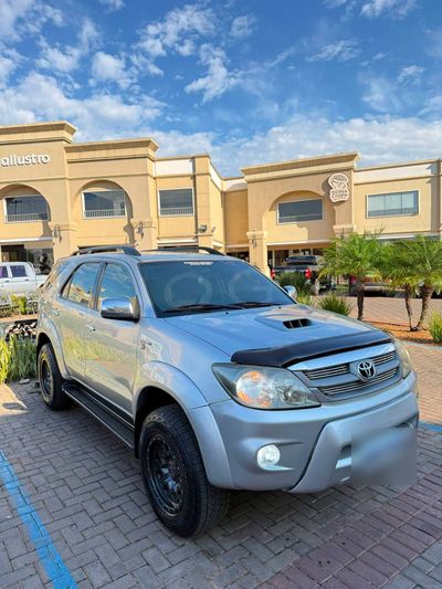 Toyota Fortuner miniatura 3