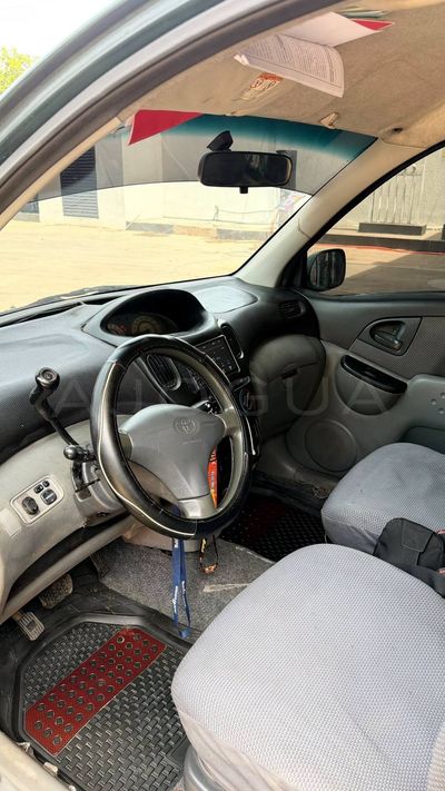 Toyota FunCargo miniatura 13