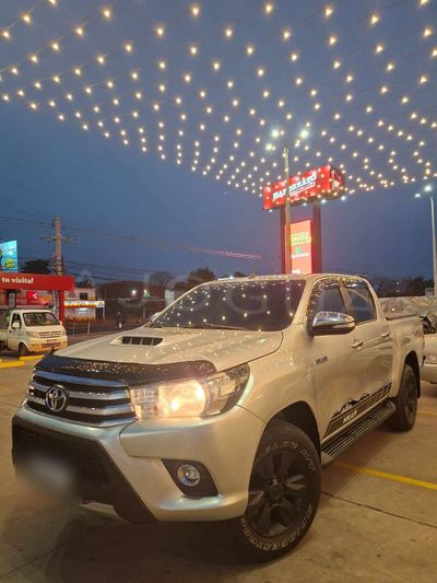 Toyota Hilux miniatura 4