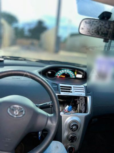 Toyota Vitz miniatura 6