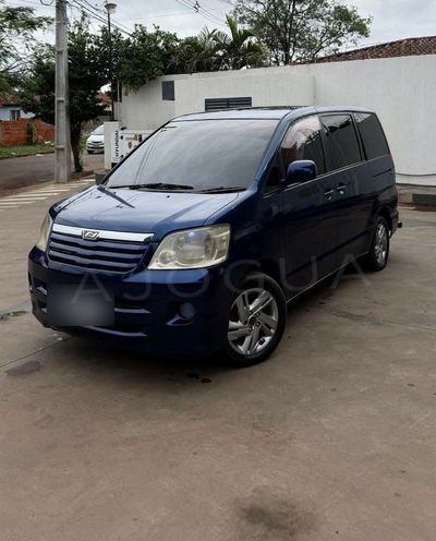 Toyota Noah miniatura 5