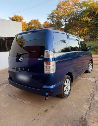 Toyota Voxy miniatura 8