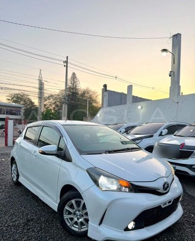 Toyota Vitz miniatura 2