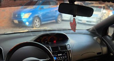 Toyota Vitz miniatura 10