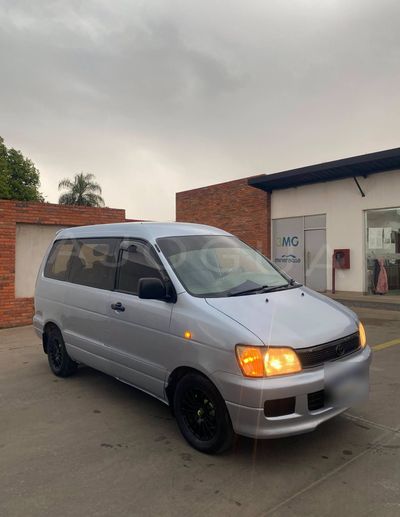 Toyota Noah miniatura 11