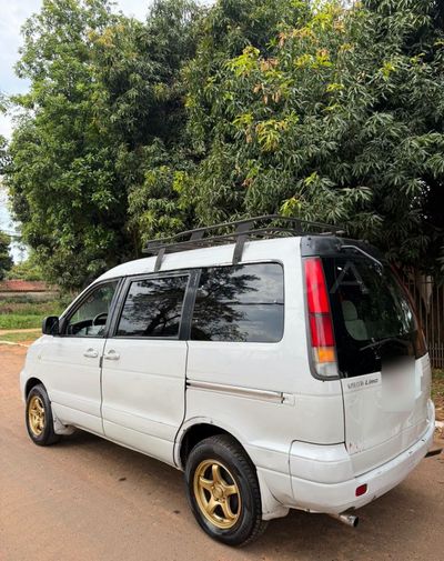 Toyota Noah miniatura 3
