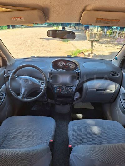 Toyota FunCargo miniatura 5