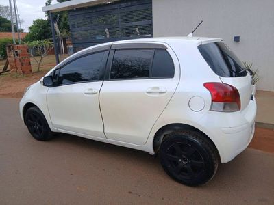 Toyota Vitz miniatura 12