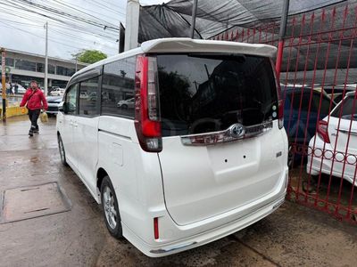 Toyota Noah miniatura 5