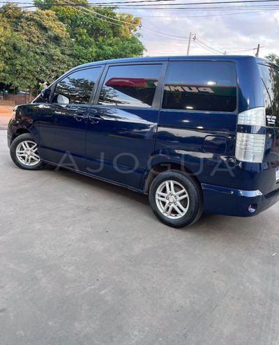 Toyota Voxy miniatura 8