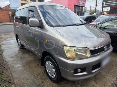 Toyota Noah miniatura 3