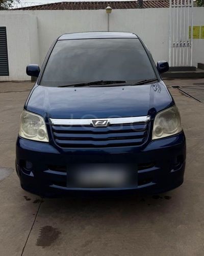 Toyota Noah miniatura 3