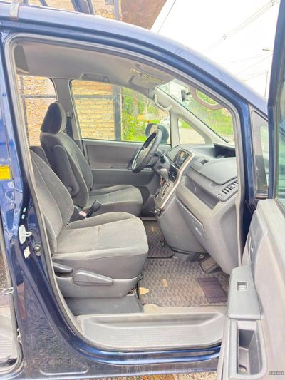 Toyota Noah miniatura 5