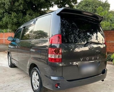 Toyota Voxy miniatura 5