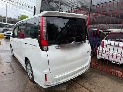 Toyota Noah miniatura 4