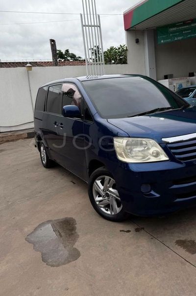 Toyota Noah miniatura 4