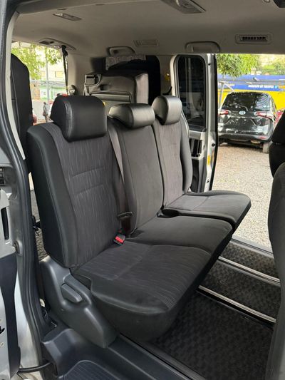 Toyota Voxy miniatura 7