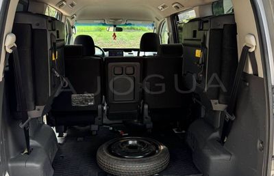 Toyota Noah miniatura 7