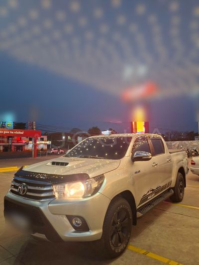 Toyota Hilux miniatura 3