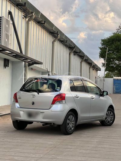 Toyota Vitz miniatura 3