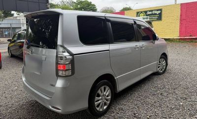 Toyota Voxy miniatura 4