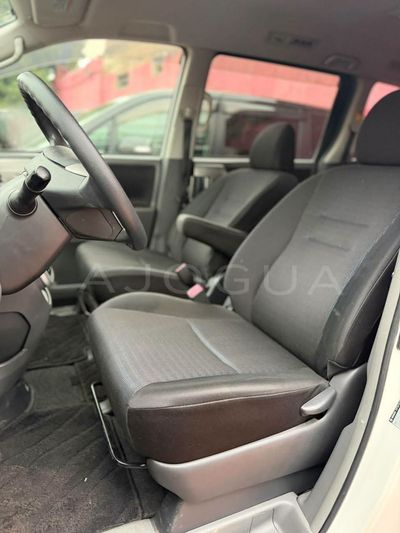 Toyota Voxy miniatura 8