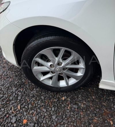 Toyota Auris miniatura 4